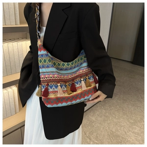 Borsa tote boho in tessuto con motivi geometrici colorati e nappe decorative lunghe