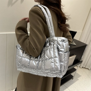 Détail du grand sac cabas argenté matelassé avec une petite pochette zippée assortie
