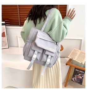 Détail du fourre-tout en nylon gris clair avec poches à boucles porté par un mannequin