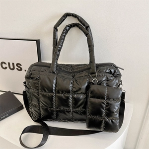 Détail du grand sac cabas matelassé noir avec bandoulière réglable et petite pochette assortie