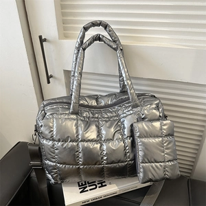 Détail du sac matelassé argenté métallisé avec sa petite pochette zippée assortie
