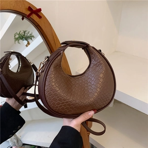 Borsa a mano a mezzaluna marrone scuro con trama intrecciata e tracolla regolabile