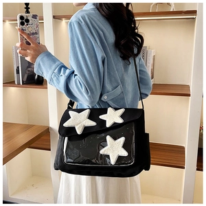 Dettaglio borsa a tracolla nera con stelle e grande finestra in PVC trasparente per DIY