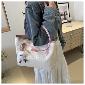 Borsa tote pied-de-poule con bordo rosa e un simpatico ciondolo in peluche bianco