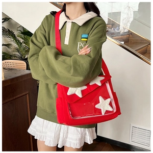Dettaglio borsa Ita rossa con finestre a stella in PVC indossata con look sportivo