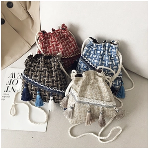 Secchielli in tweed stile etnico con nappe in quattro colori e spalline in corda