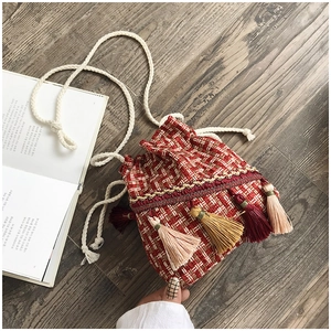 Borsa a secchiello stile etnico in tweed rosso con nappe e tracolla in corda