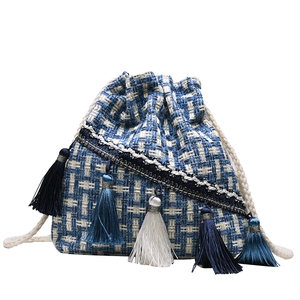 Secchiello etnico a trama con nappe blu e chiusura a coulisse su sfondo bianco