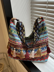 Borsa tote etnica bohémien con motivi geometrici colorati e nappe decorative vivaci