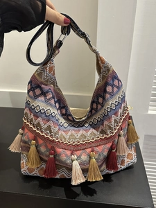 Borsa hobo etnica boho con nappe colorate e motivi geometrici intrecciati