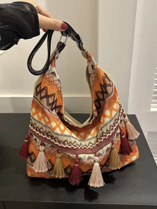 Borsa a spalla etnica con motivi geometrici bohémien e nappine colorate