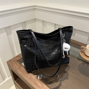 Grande borsa tote da donna pied-de-poule con targa moda e ciondolo a forma di mostro peluche