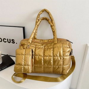 Sac fourre-tout matelassé doré avec petite pochette assortie et bandoulière réglable
