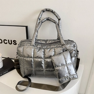 Sac fourre-tout matelassé argenté avec pochette assortie et bandoulière amovible
