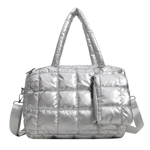 Ensemble sac cabas matelassé argenté avec petite pochette et bandoulière réglable
