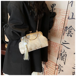 Detail der chinesischen Sticktasche mit goldenen Blumenmustern und Seidenquaste