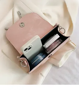 Innenansicht der rosa Umhängetasche mit Platz für Handy und Make-up-Artikel