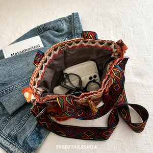 Vista interna che mostra la grande capacità di una borsa boho intrecciata con tracolla jacquard