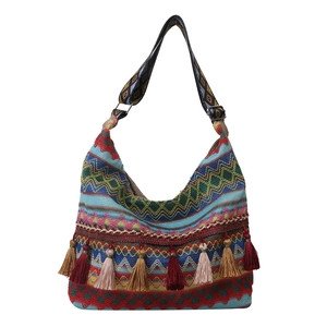 Bolso de hombro bohemio tejido con flecos coloridos y patrones geométricos