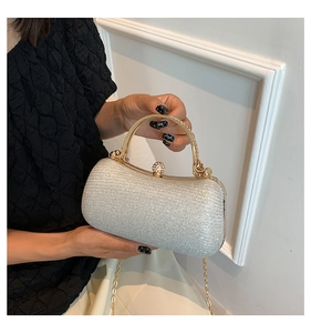 Borsa da sera argento con strass, manico in metallo dorato e chiusura a sfera
