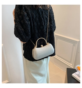 Elegante pochette di paillettes argento con manico dorato e chiusura in strass luccicanti