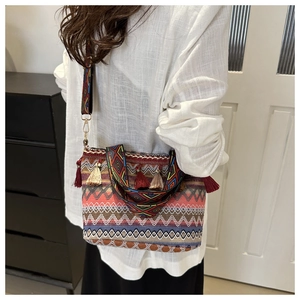 Dettaglio borsa a tracolla intrecciata bohémien con nappe e tracolla jacquard