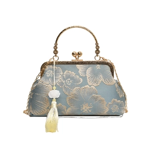 Hellblaue Abendtasche aus Seide mit goldener Blumenstickerei und Metallgriff
