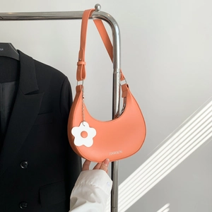 Borsa Sotto l'Ascella a Mezzaluna da Donna Moda in Pelle PU Minimalista con Ciondolo a Fiore Trendy Estate Casual Hobo