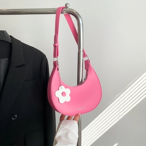Borsa hobo a mezzaluna rosa con ciondolo a fiore e tracolla regolabile in vista