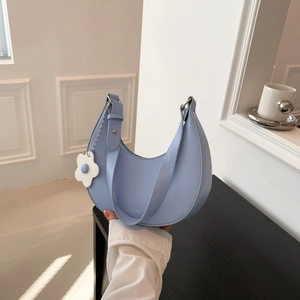 Borsa a tracolla a mezzaluna celeste con ciondolo a fiore e tracolla larga trendy