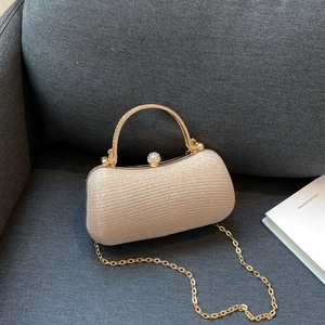 Clutch da sera champagne glitterata con manico in metallo e chiusura con diamanti incastonati