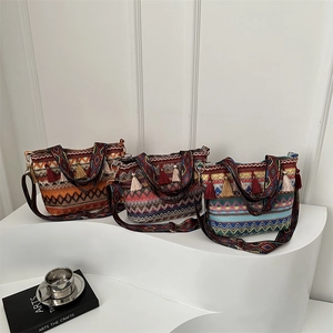 Borse tote etniche in tessuto con motivi geometrici e nappe colorate in tre diversi colori
