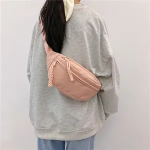 Vista trasera de modelo con riñonera deportiva de nailon rosa y detalles de cuerda trenzada