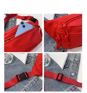 Detalle de la riñonera de lona roja con un compartimento con cremallera para smartphones