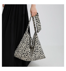 Dettaglio della borsa shopping con stampa leopardata bianca e nera in morbido tessuto