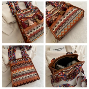 Dettagli macro della borsa boho con trama intrecciata, tracolla larga e interno capiente