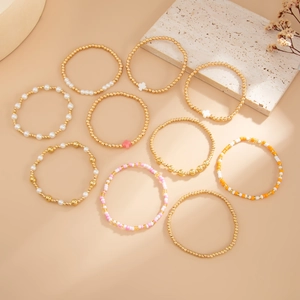 Détail du lot de 10 bracelets de style bohème avec perles et breloques de croix