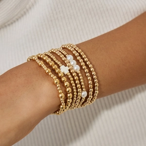 Ensemble de bracelets dorés empilables avec perles blanches et pendentif croix