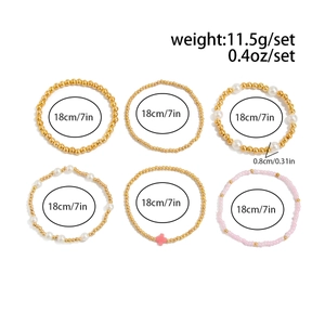 Vue détaillée d'un ensemble de 6 bracelets en perles avec croix et spécifications