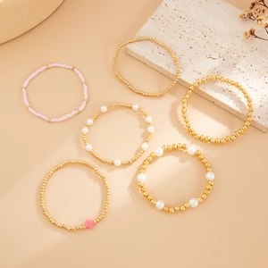 Ensemble de six bracelets élastiques à perles avec breloque croix rose et billes dorées