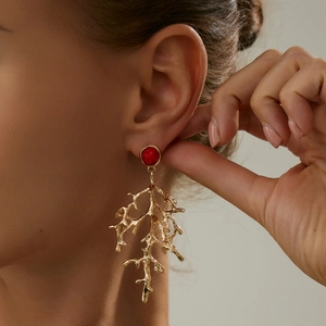 Geometrische Ohrringe im Korallenzweig-Design mit rotem Stein in Gold-Optik