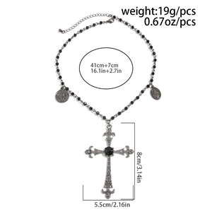 Dettaglio collana gotica con perline nere e grande pendente a croce con cristallo