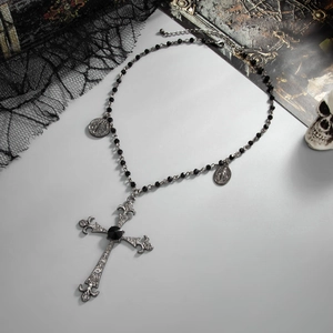Dettaglio della collana gotica a croce con perline di cristallo nero e ciondoli d'argento
