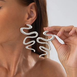 Orecchini Irregolari a Forma di Serpente in Lega con Trama Martellata Orecchini a Bottone Lunghi Curvi con Perno in Acciaio Donna Gioielli