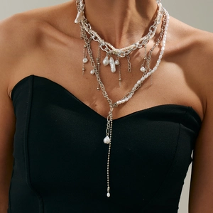 Collana multistrato in argento con perle barocche e ciondolo a nappa dallo stile elegante