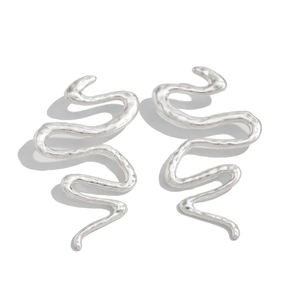 Orecchini a serpente in argento irregolari con texture martellata e design ondulato