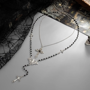Collana gotica a strati con ciondolo pipistrello e croce su sfondo di pizzo nero