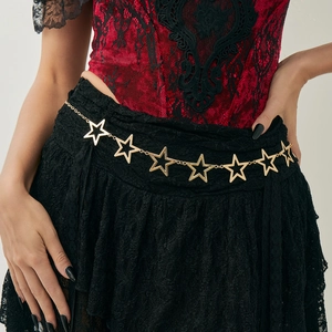 Détail de chaîne de taille gothique dorée à étoiles sur mannequin pour Halloween
