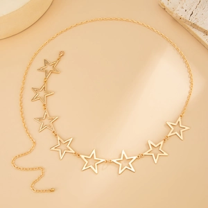 Detail der goldenen Metall-Taillenkette mit hohlen Sternen und verstellbarem Verschluss