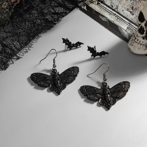 Set orecchini gotici con teschio e falena nera, dettagli in pizzo e stile vintage